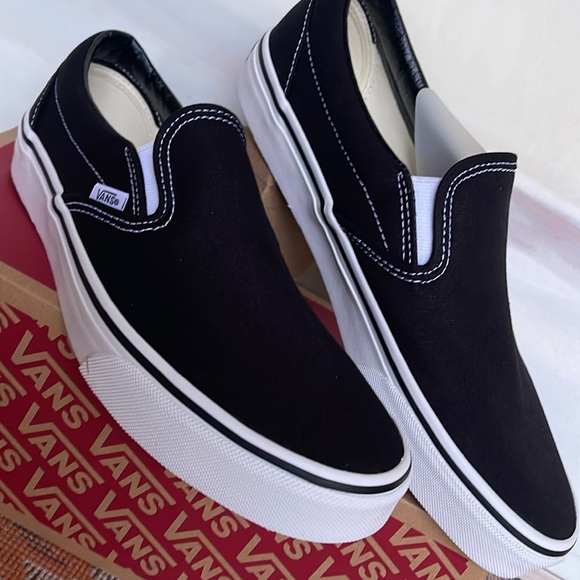 Vans WMNS Classic Slip-On
Black
VN000EYEBLK
Sneakers - Picture 7 of 16